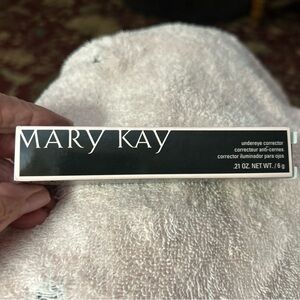 Mary Kay Undereye Corrector - Black Packaging